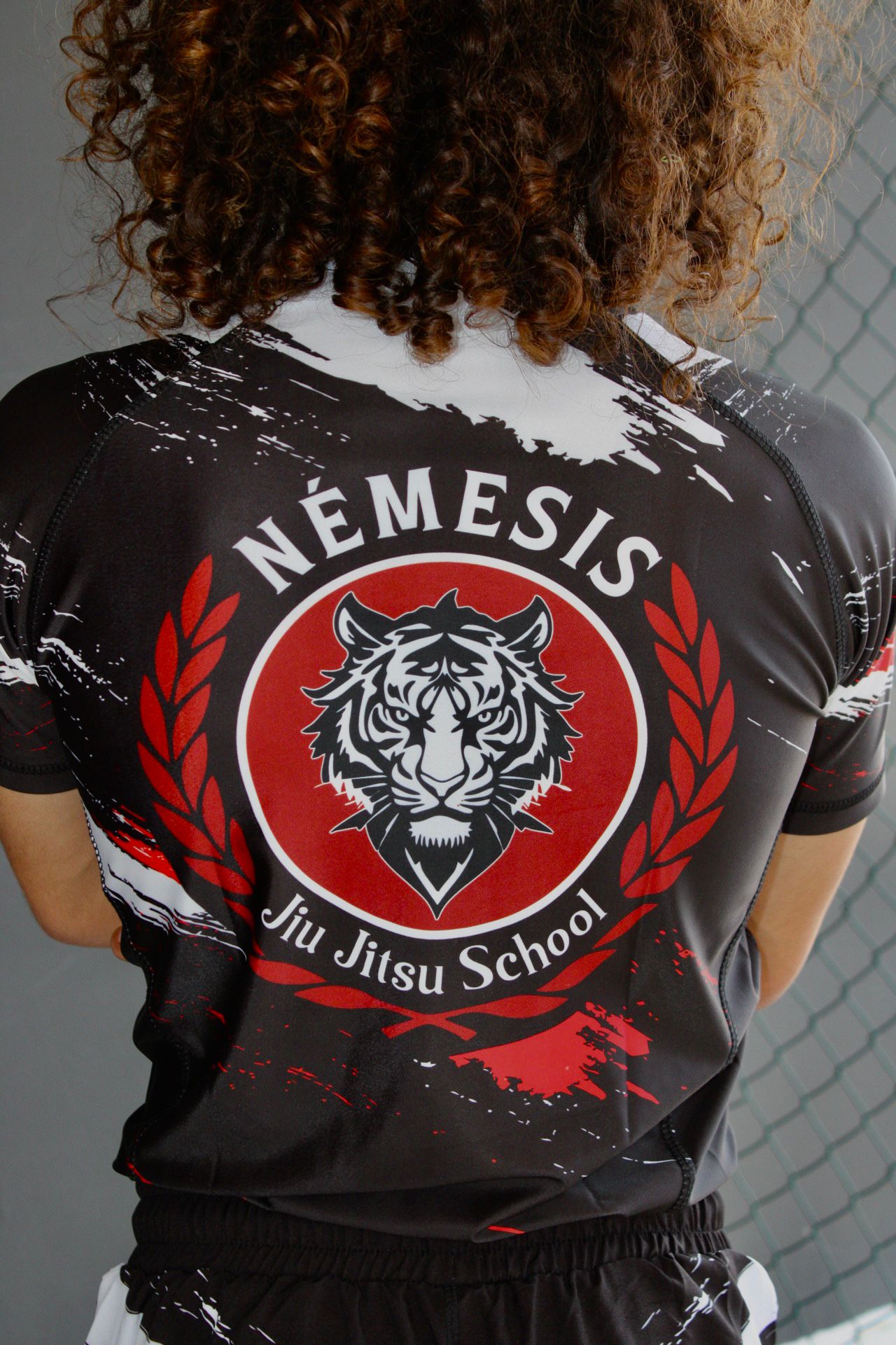 Conjunto grappling Némesis 7Kings — rashguard y shorts BJJ negro rojo